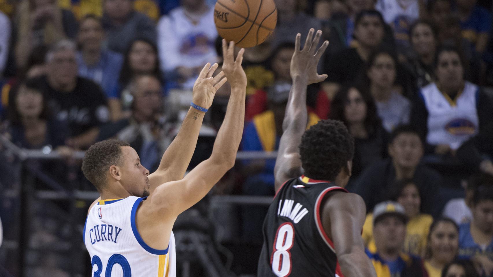 Stephen Curry arma el brazo contra los Blazers.