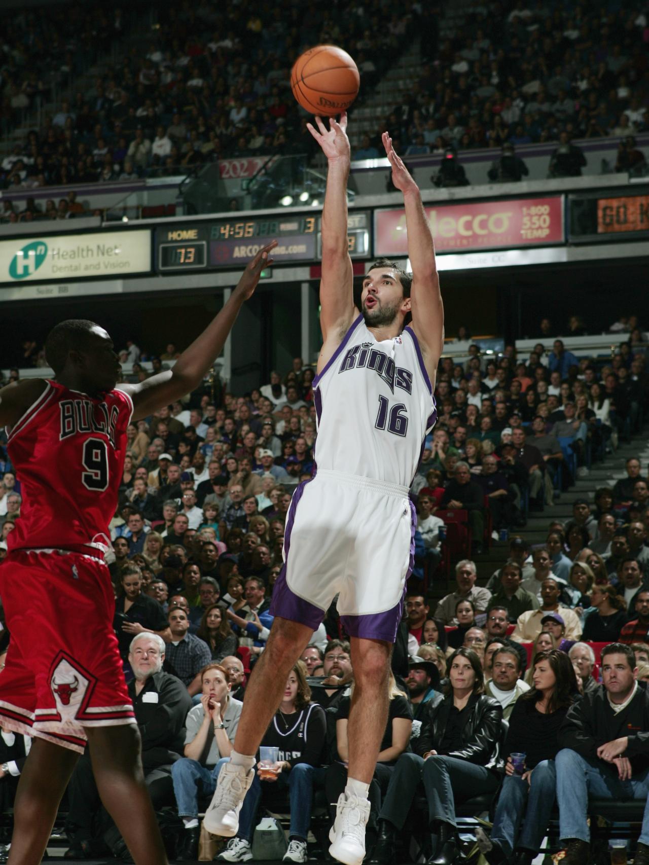 Stojakovic lanza en su etapa en Sacramento.