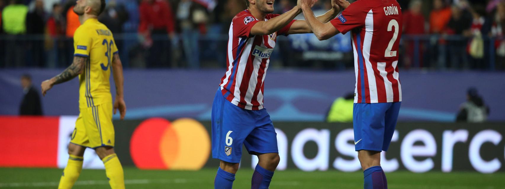 Koke y Godín, durante el partido contra el Rostov.