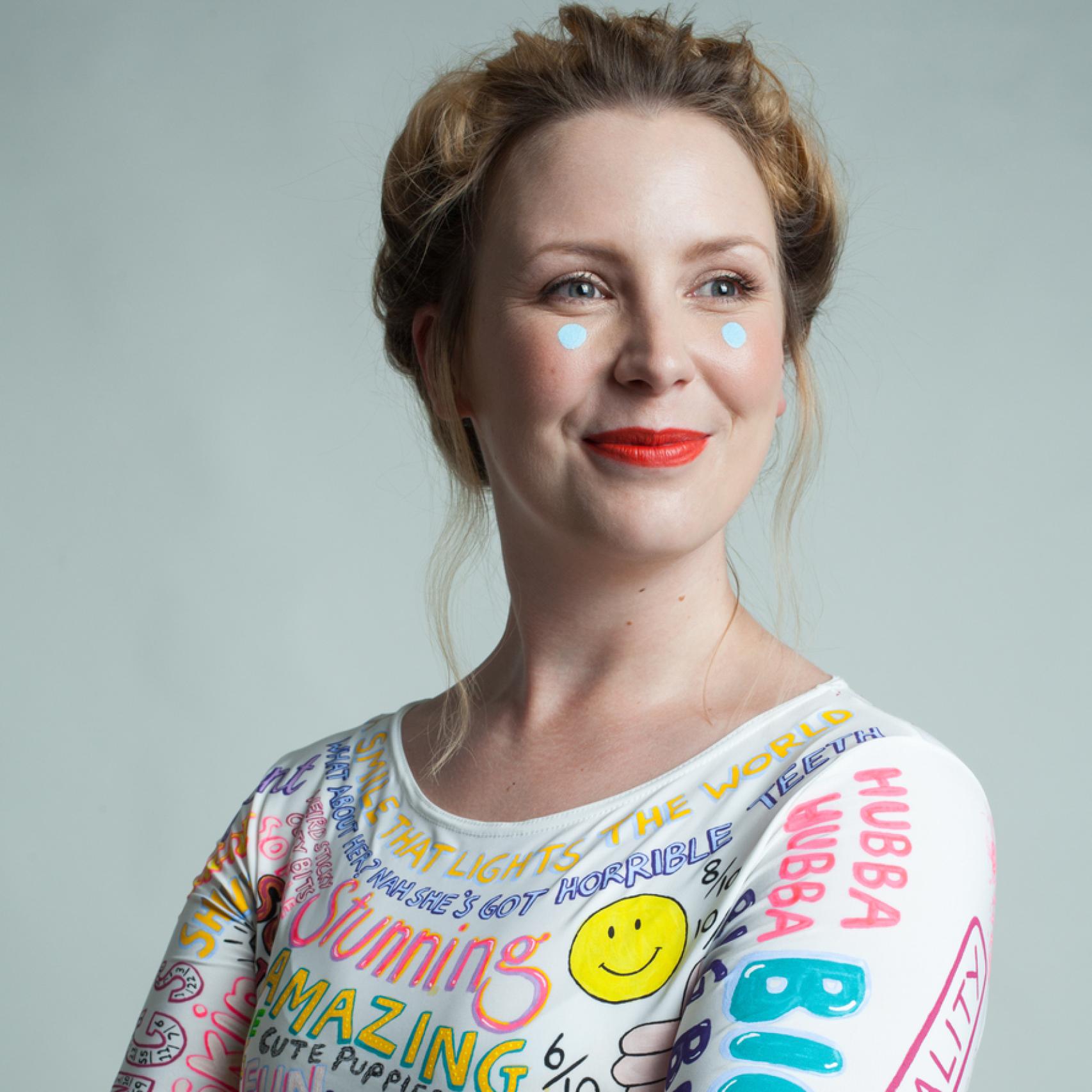 Jojo Oldham posa sonriente vestida de halagos e improperios recibidos a lo largo de sus 31 años.