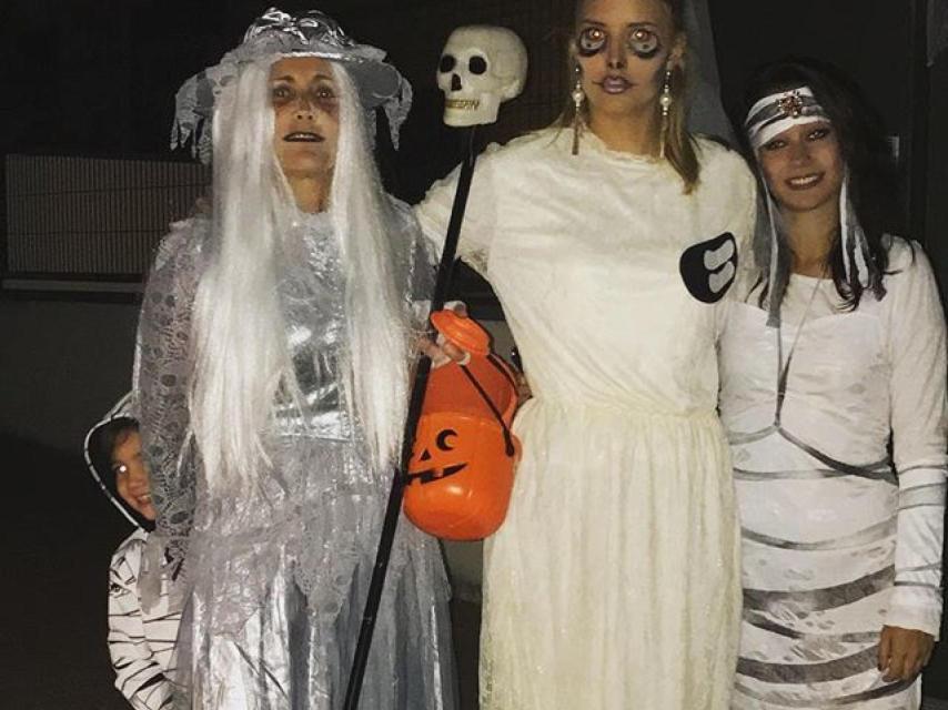 Alba Carrillo con su madre, una amiga y su hijo Lucas