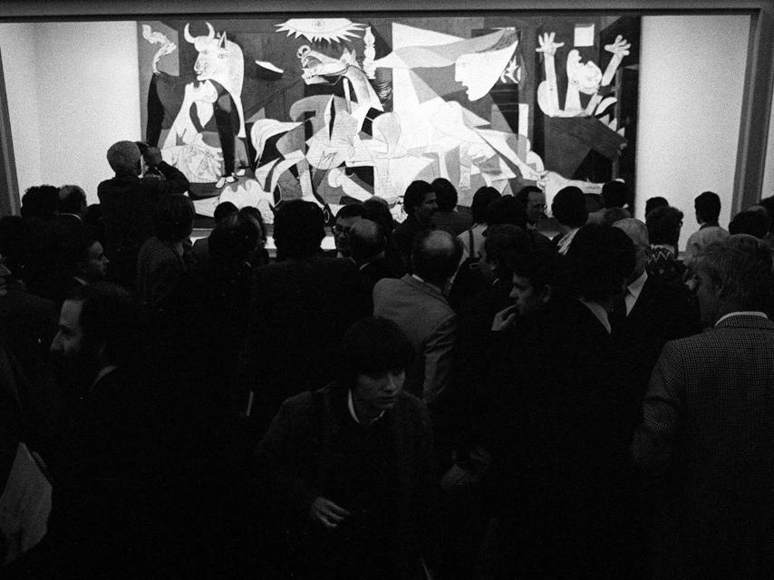 El Guernica en el Casón del Buen Retiro, en 1981.