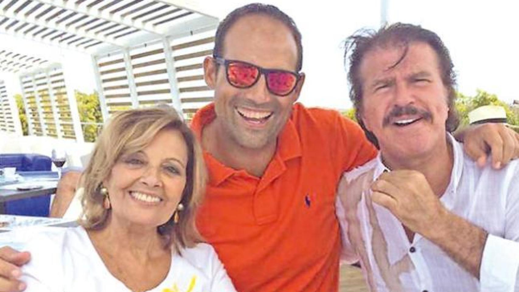 María Teresa Campos y Bigote posan con un fan en Canarias en agosto de 2014