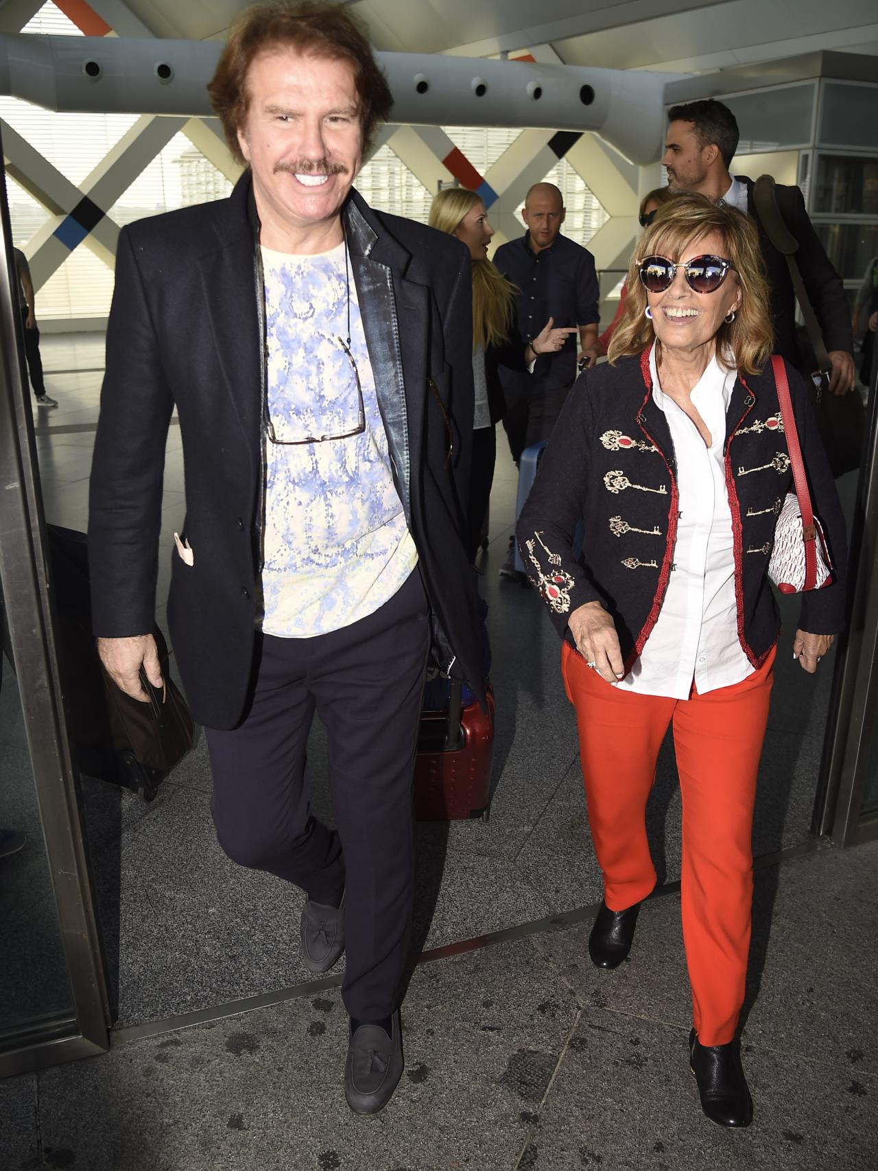 La pareja muy estilosos sonríen tras estallar la crisis