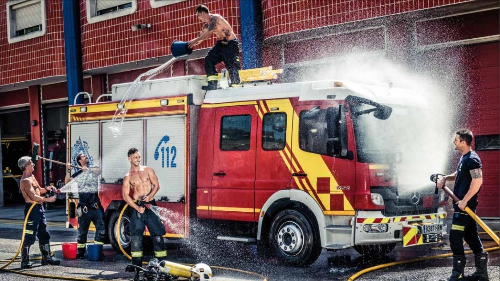 Fotografía perteneciente al mes de julio del calendario de Bomberos Ayudan.