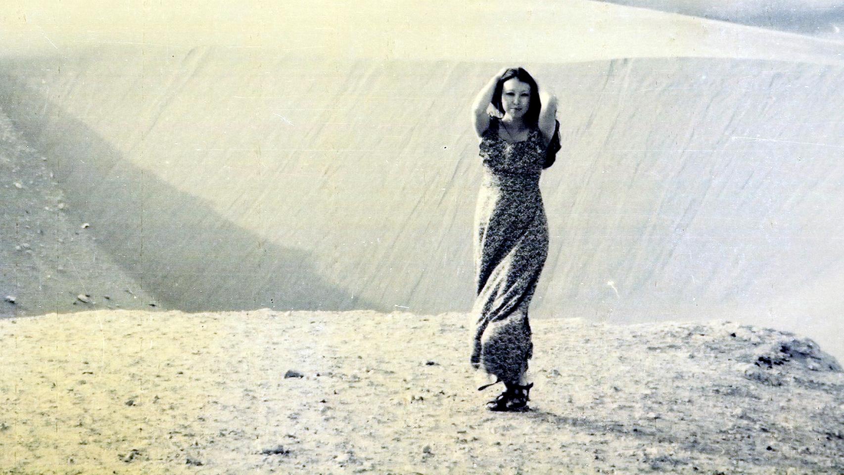 Sanmao, en una estampa tomada en el Sáhara.