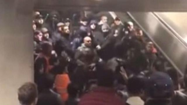 Pelea entre ultras del Besiktas y Nápoles