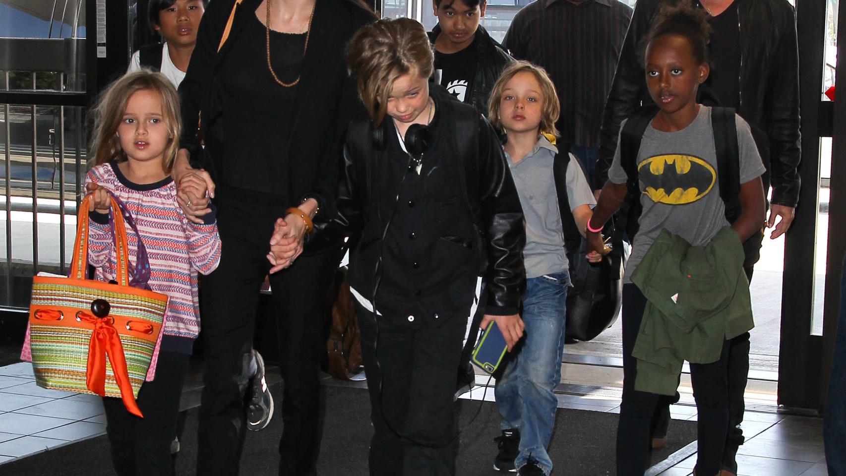 El matrimonio junto a sus seis hijos a la llegada a un aeropuerto.