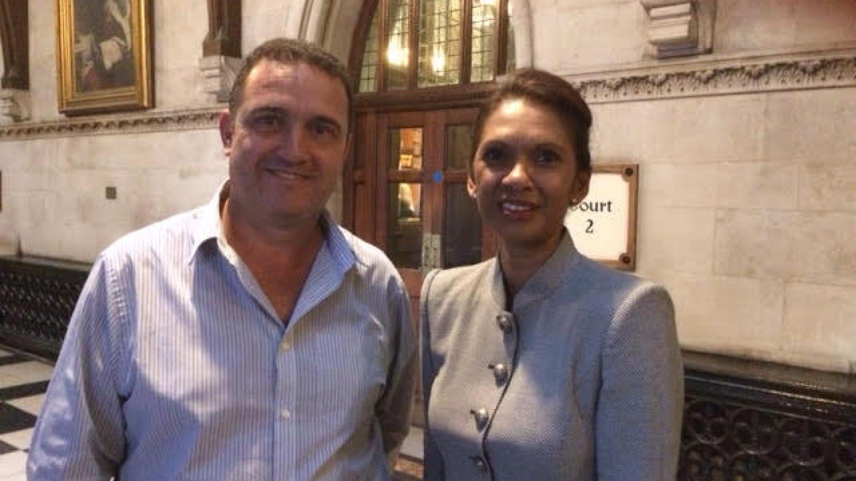 Cartwright posa con Gina Miller, la principal demandante contra el Gobierno.