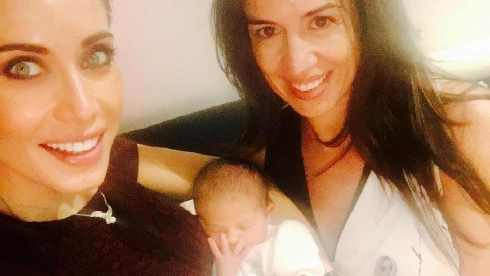 Pilar Rubio junto a su amiga Karen que acaba de ser madre de una niña.