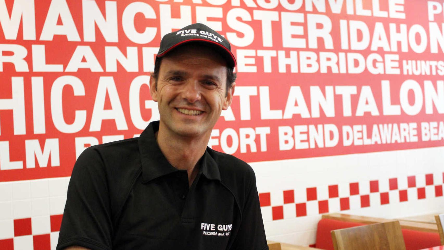 El directivo Daniel Agromayor con el delantal puesto para ayudar en su restaurante.