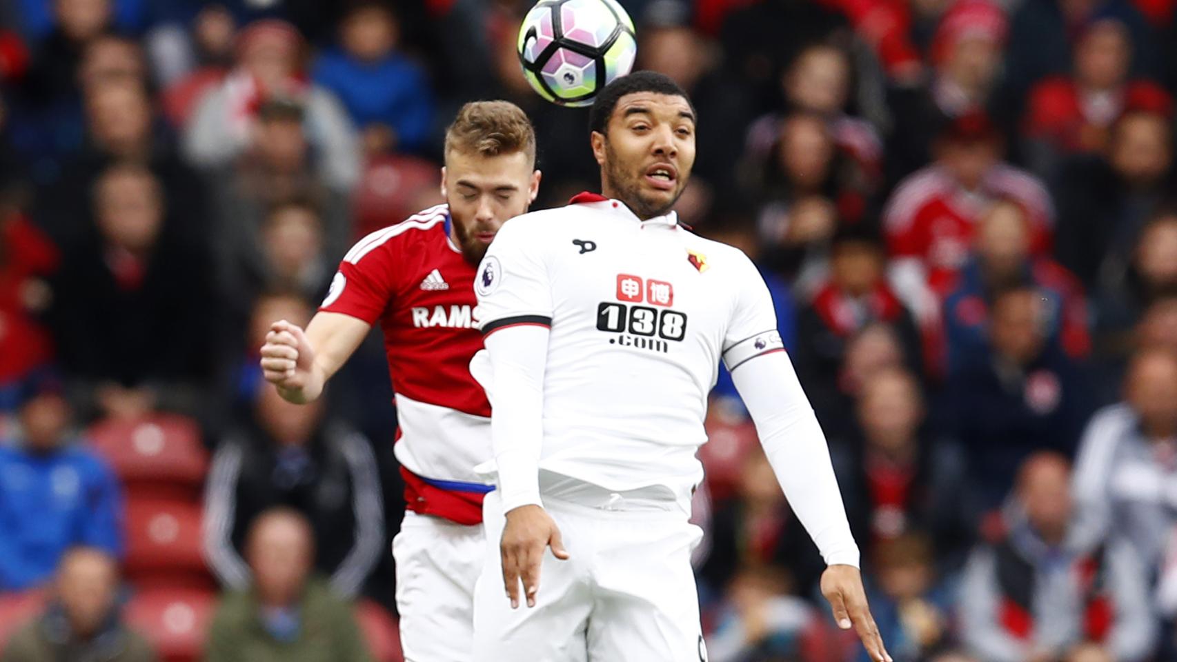 Calum Chambers en acción durante un partido.