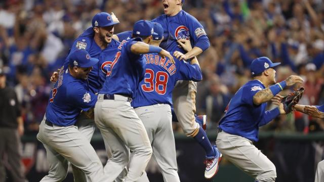 Los Cubs celebran el título.