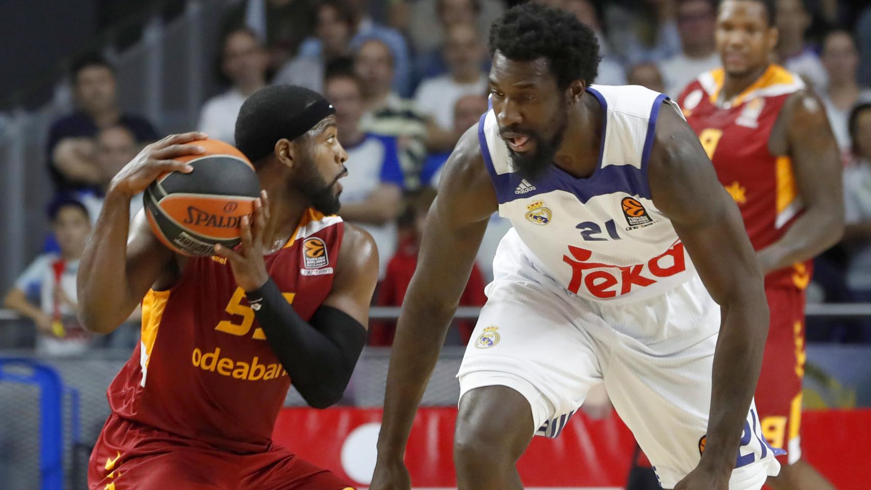 Hunter defiende a Dentmon contra el Galatasaray.