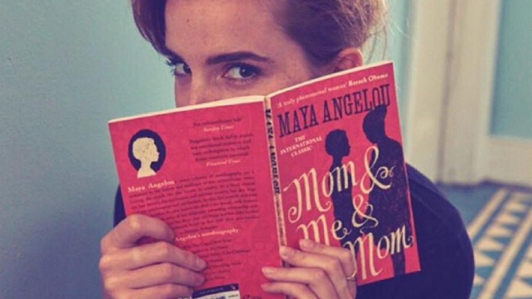 Emma Watson, con el libro que ha escondido en el metro de Londres.