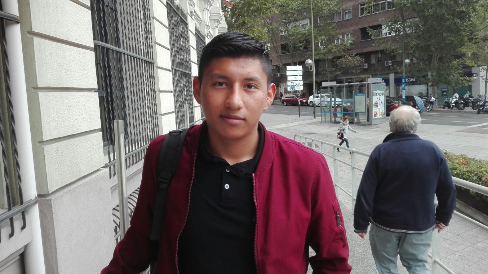 Darwin tiene 27 años, estudia ADE y se plantea comprar un piso en el futuro.