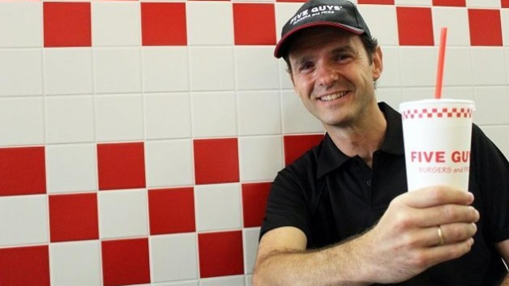 Los clientes pueden encontrar al directivo Daniel Agromayor atendiendo en el local.