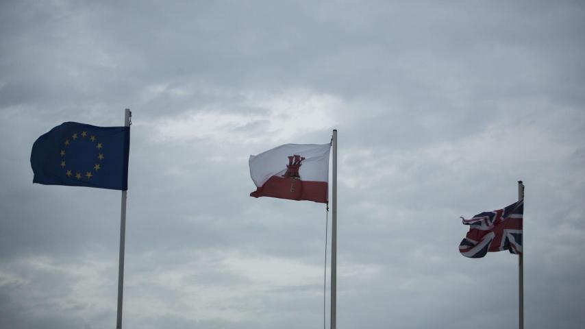 Banderas de Europa, Gibraltar y Reino Unido ondeando en el Peñón.
