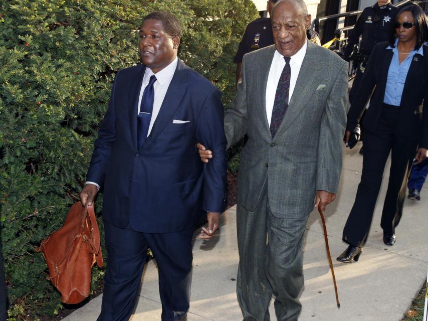 El actor, que en breve cumplirá 80 años, se acompaña de un bastón para ayudarle a caminar.