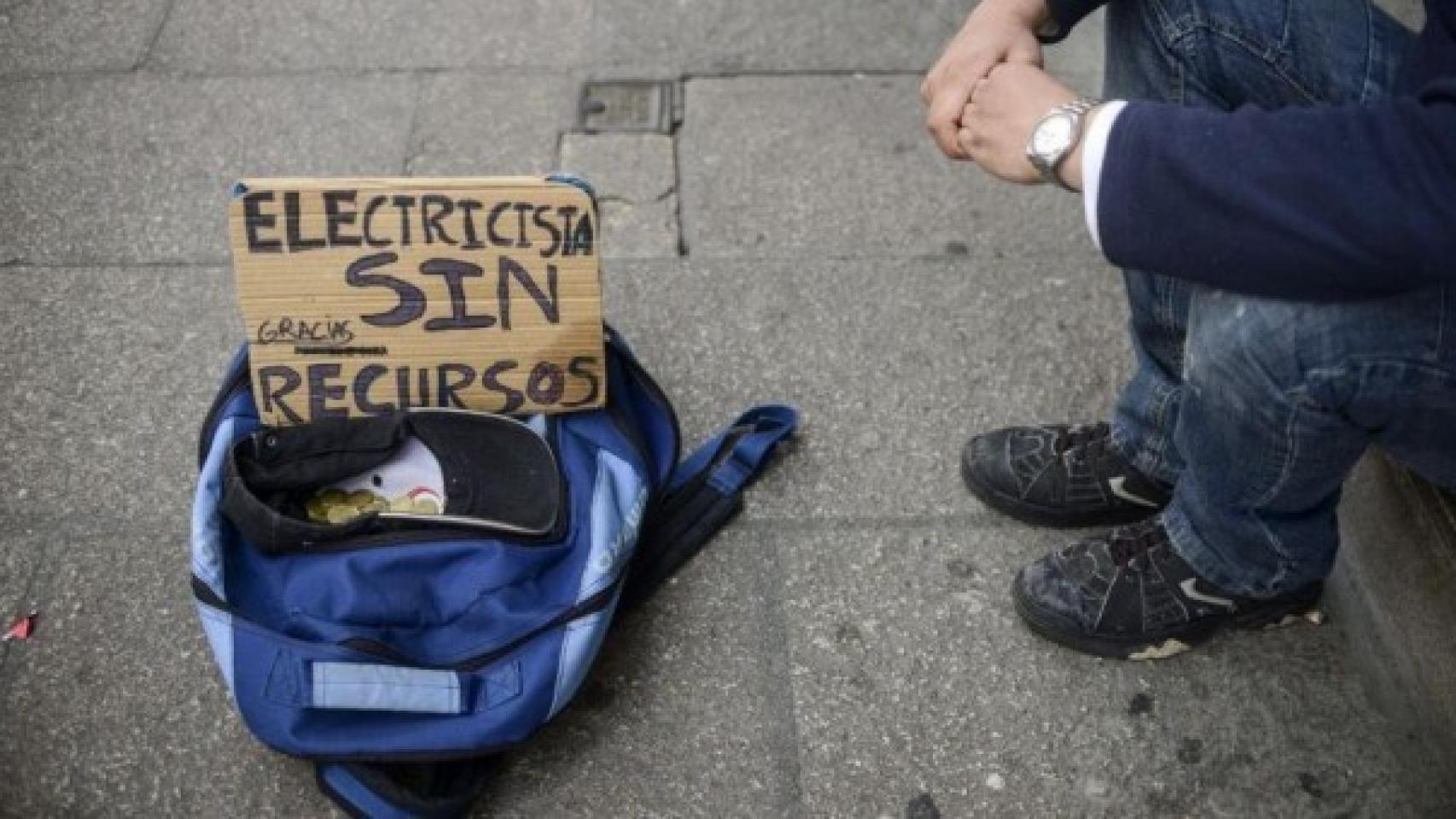 Un electricista pide limosna.