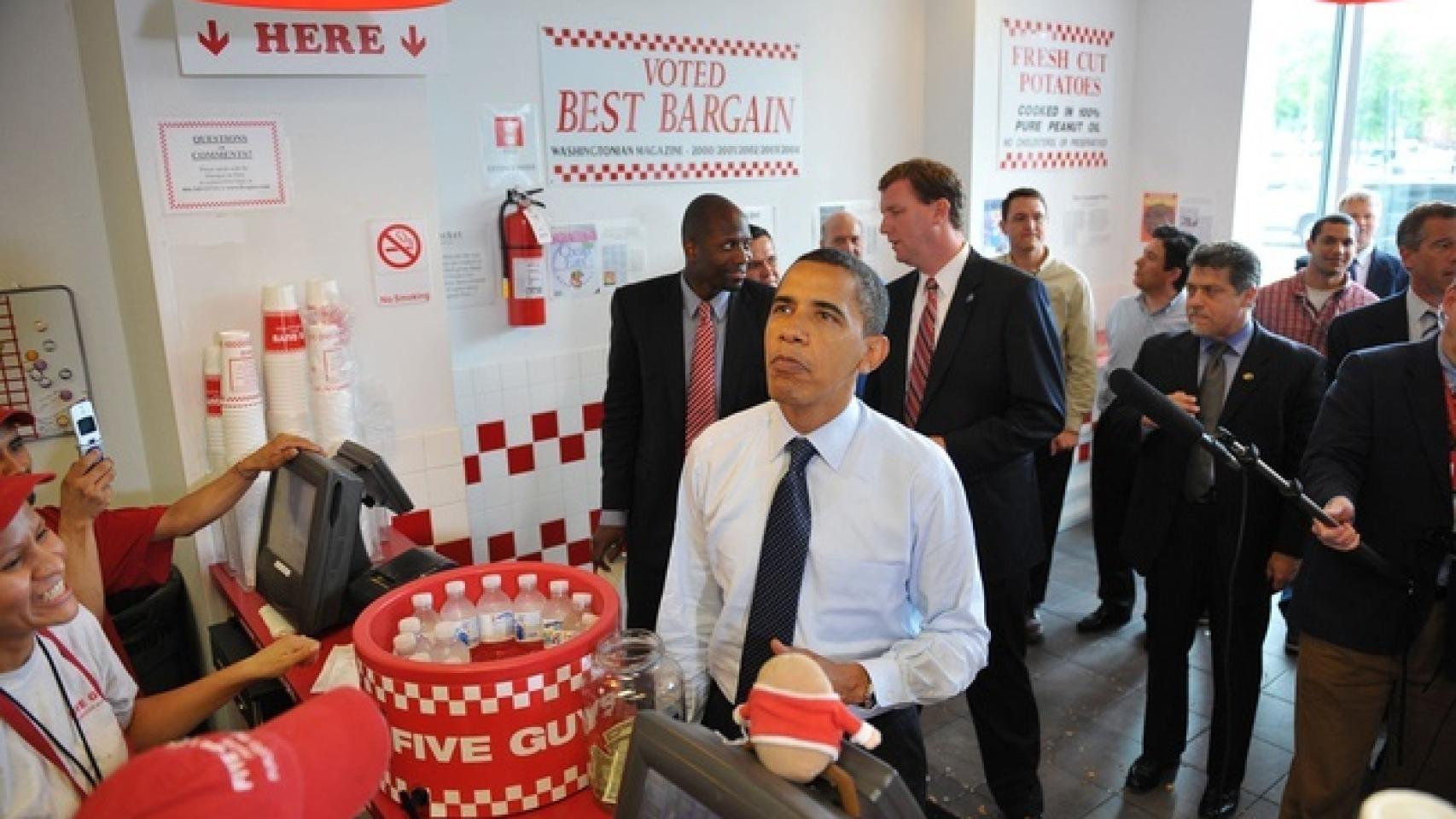 Obama en el establecimiento de Five Guys en 2009 pensando qué menú escoger.