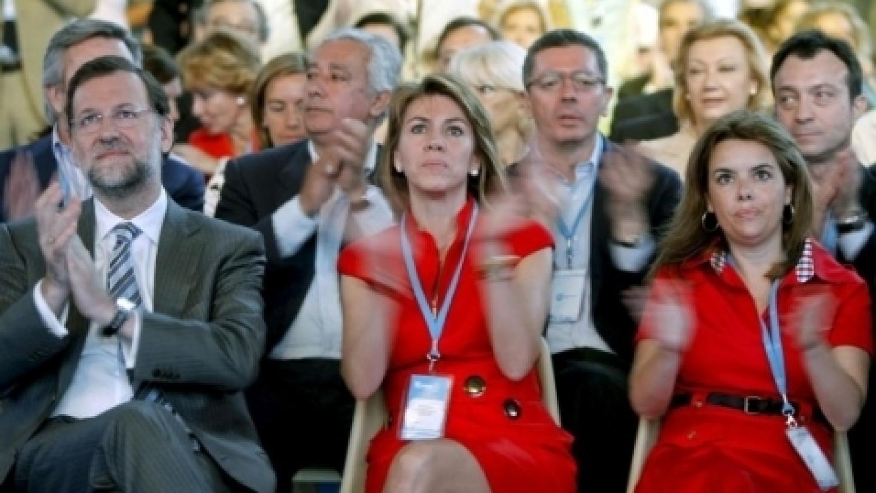 Rajoy (izqda), Cospedal y Soraya (dcha)