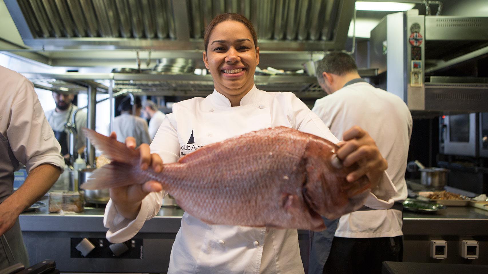 María Marte trabaja junto con catorce cocineros en el madrileño Club Allard.