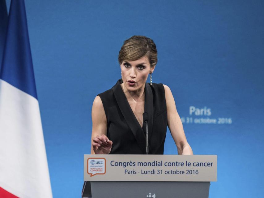 La reina Letizia pronuncia su discurso el pasado lunes en París.