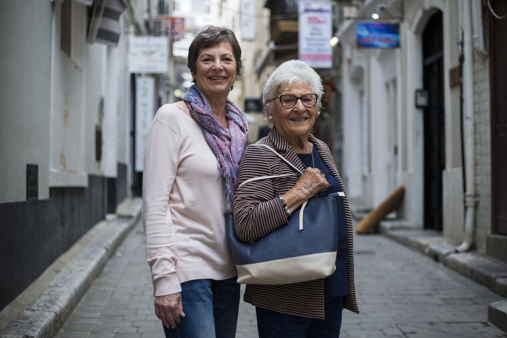 Carlo Trinidad y Aida Bishop, madre e hija gibraltareñas.