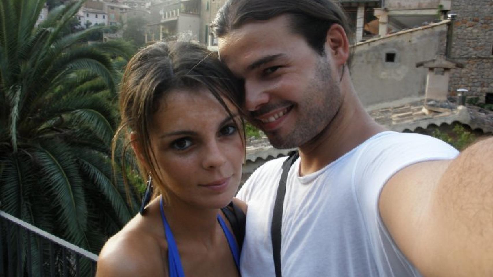 Un joven Gabriel Rufián junto a su mujer, Mireia, a la que conoció en la universidad y con la que tiene un hijo.