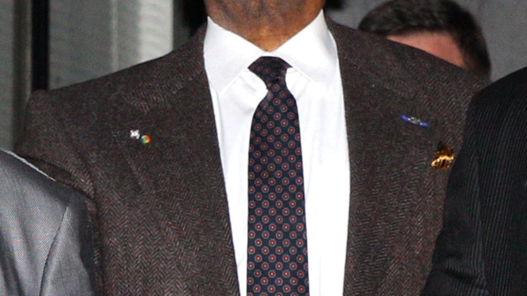 Bill Cosby parece suplicar al cielo para salir airoso del juicio.