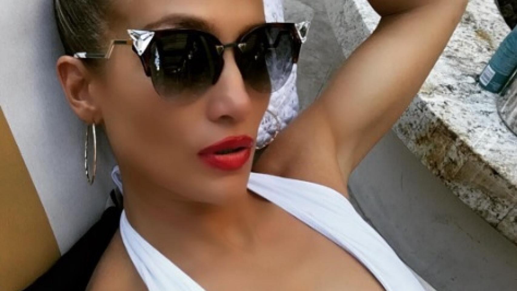 Jennifer López haciéndose un selfie