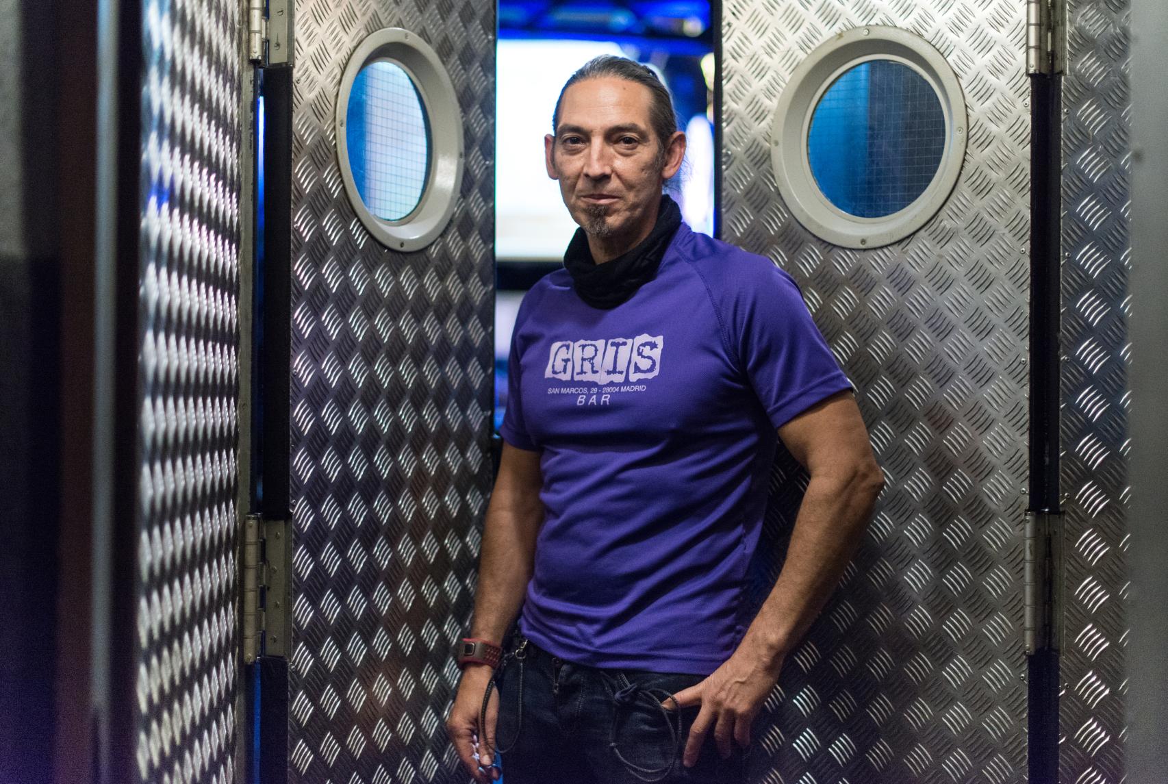 Pablo Rodríguez trabaja en el Bar Gris de la calle de San Marcos.
