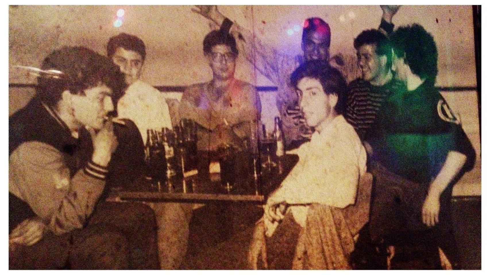 Julio Llorente, propietario de Angie, con su grupo de amigos en Elígeme, sala en la que daba conciertos Mandrágora.