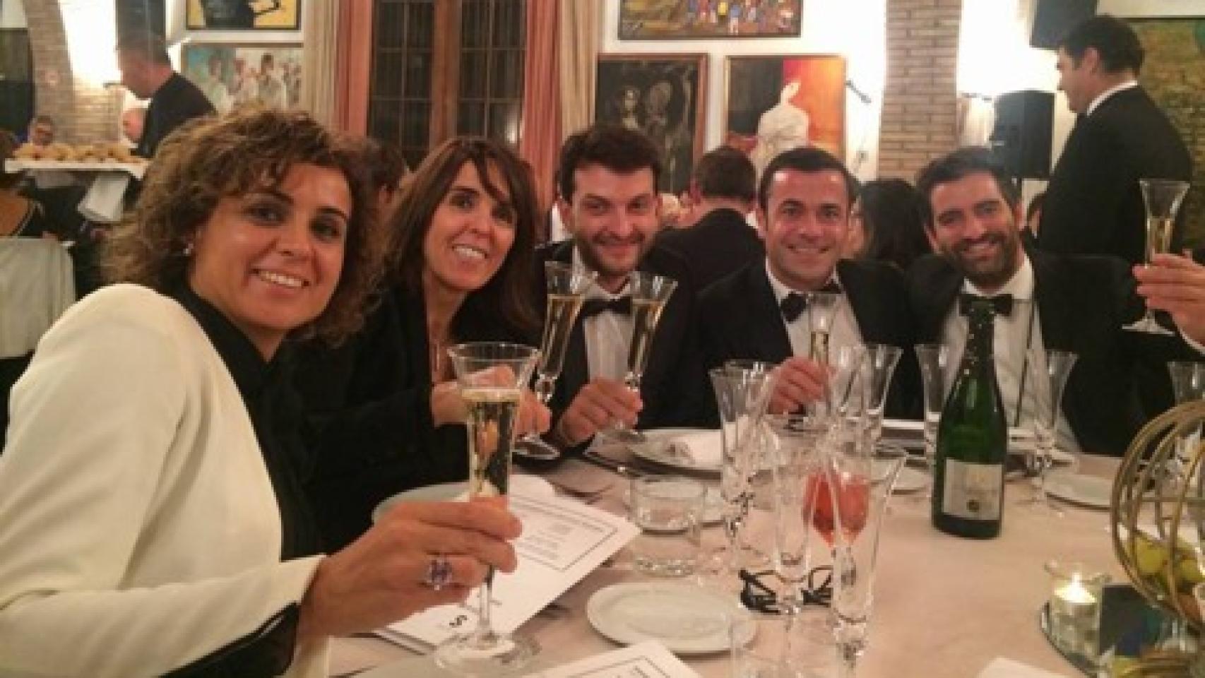 La ministra en una cena de la Cofradía del Cava