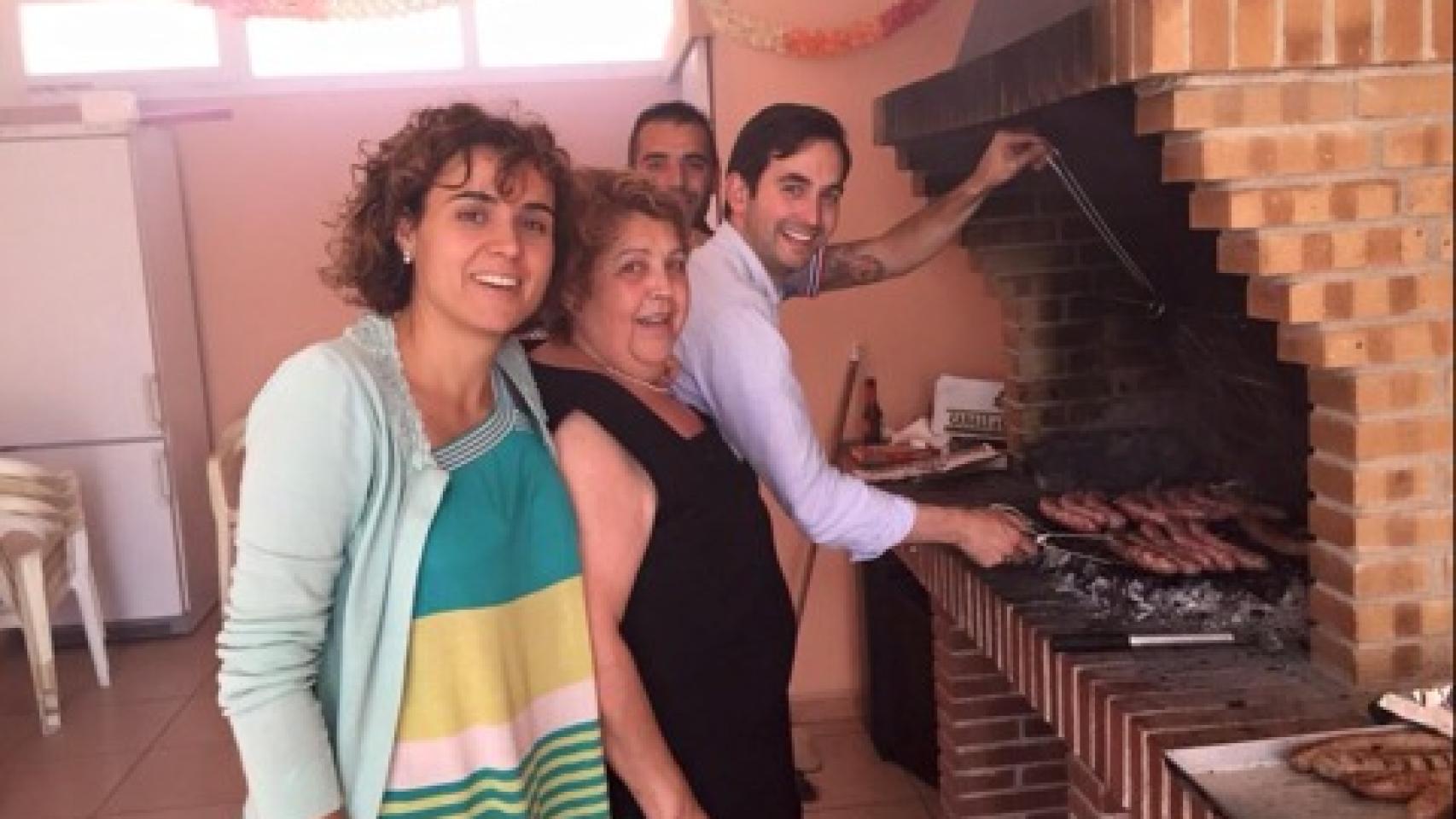 Dolors Montserrat, en una barbacoa en Sant Sadurní d'Anoia, a donde vuelve siempre que puede