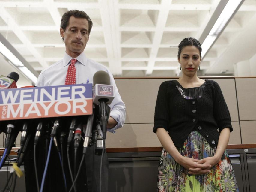 El excongresista demócrata Anthony Weiner y su exmujer Huma Abedin.
