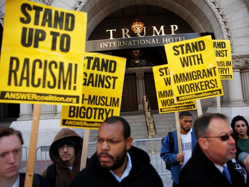 Manifestantes protestan contra el republicano durante la inauguración.