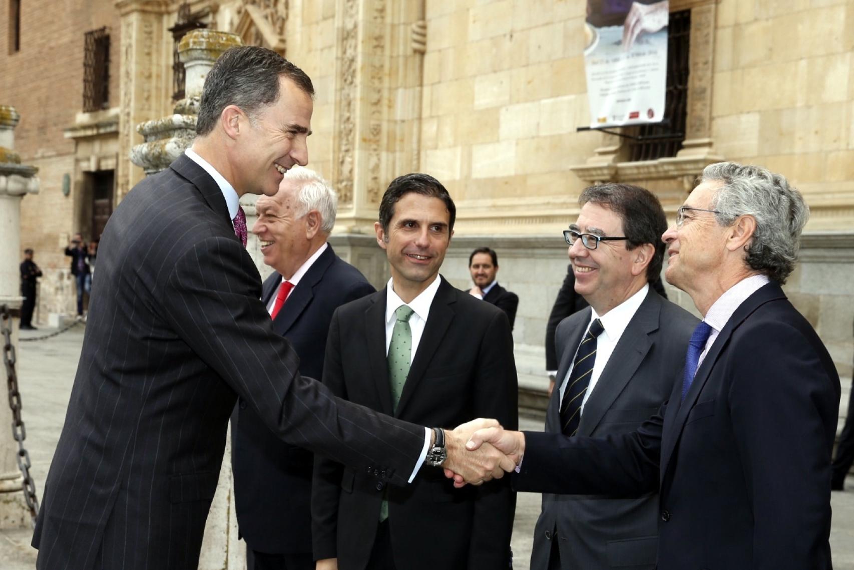 El rey estrecha la mano de José Marco, Director General del Libro y presidente del Jurado.