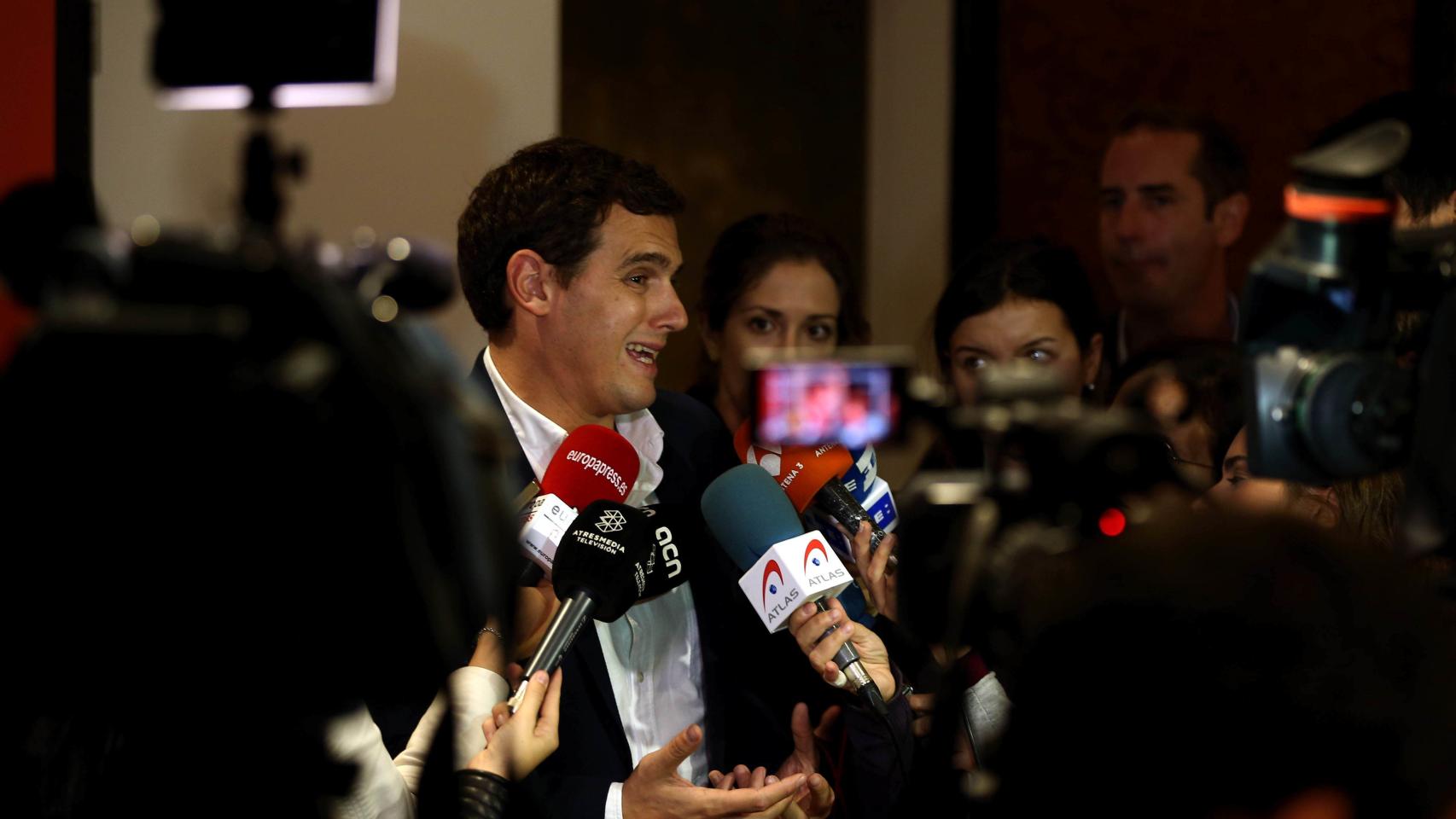 Rivera atiende a los medios este viernes en Barcelona