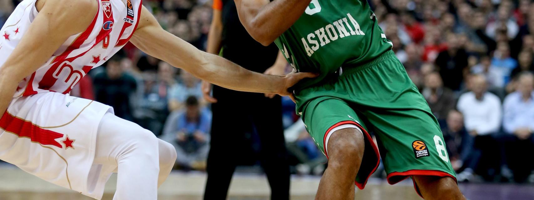 Hanga frente al Estrella Roja.