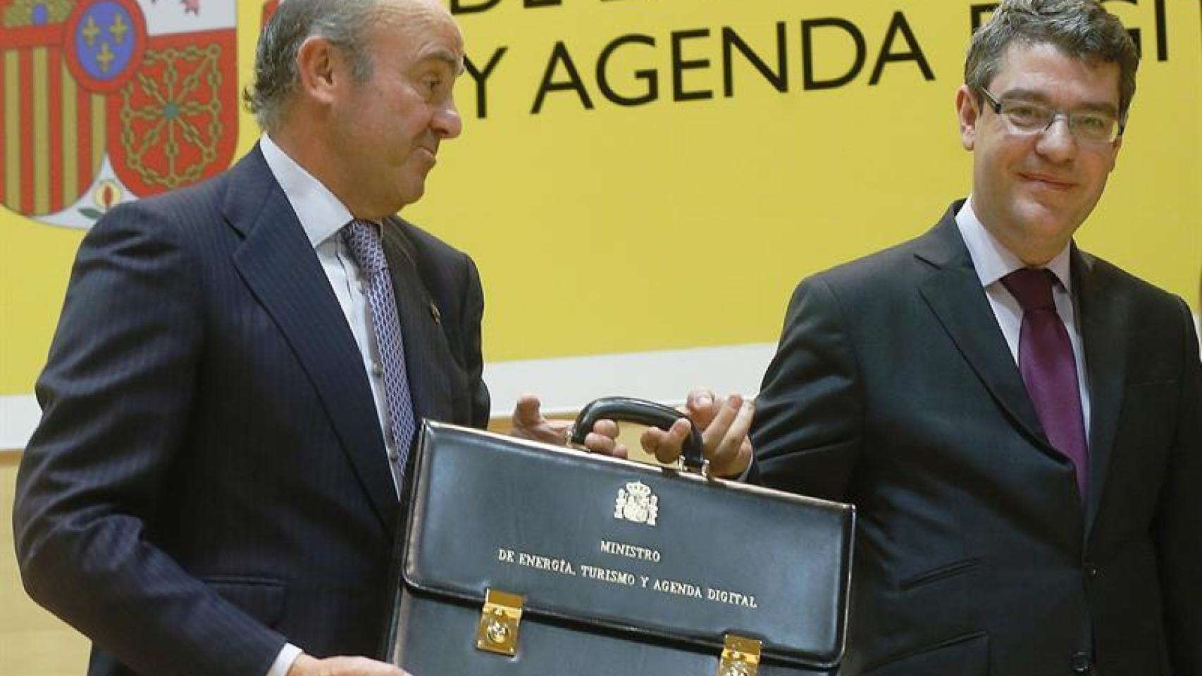 El Ministro de Economía, Luis de Guindos, traspasa la cartera de Energía y Turismo a Álvaro Nadal.