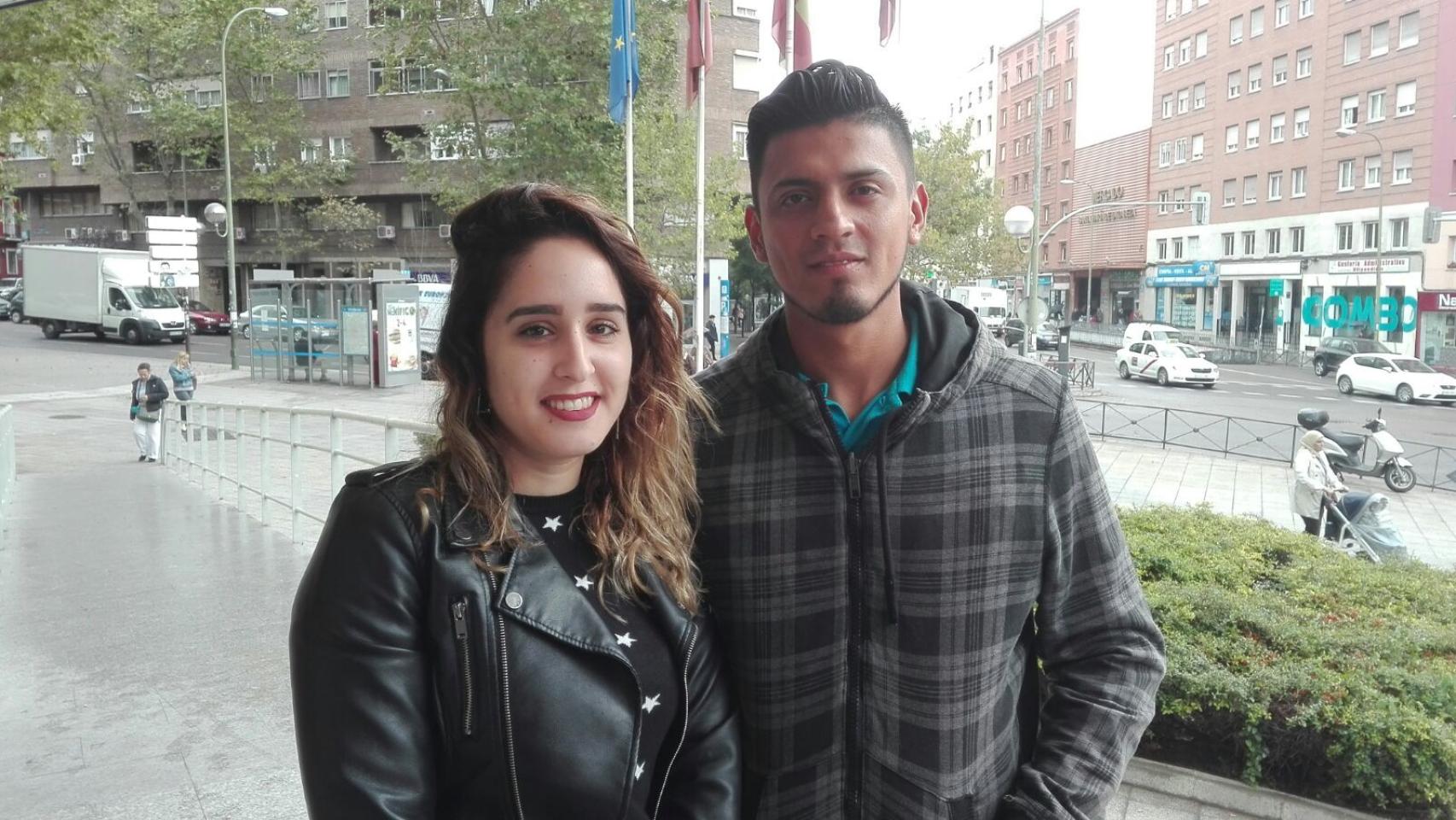 Cintia y Diego, de 26 años, piensan en comprar una vivienda protegida, pero no creen que puedan pagarla.