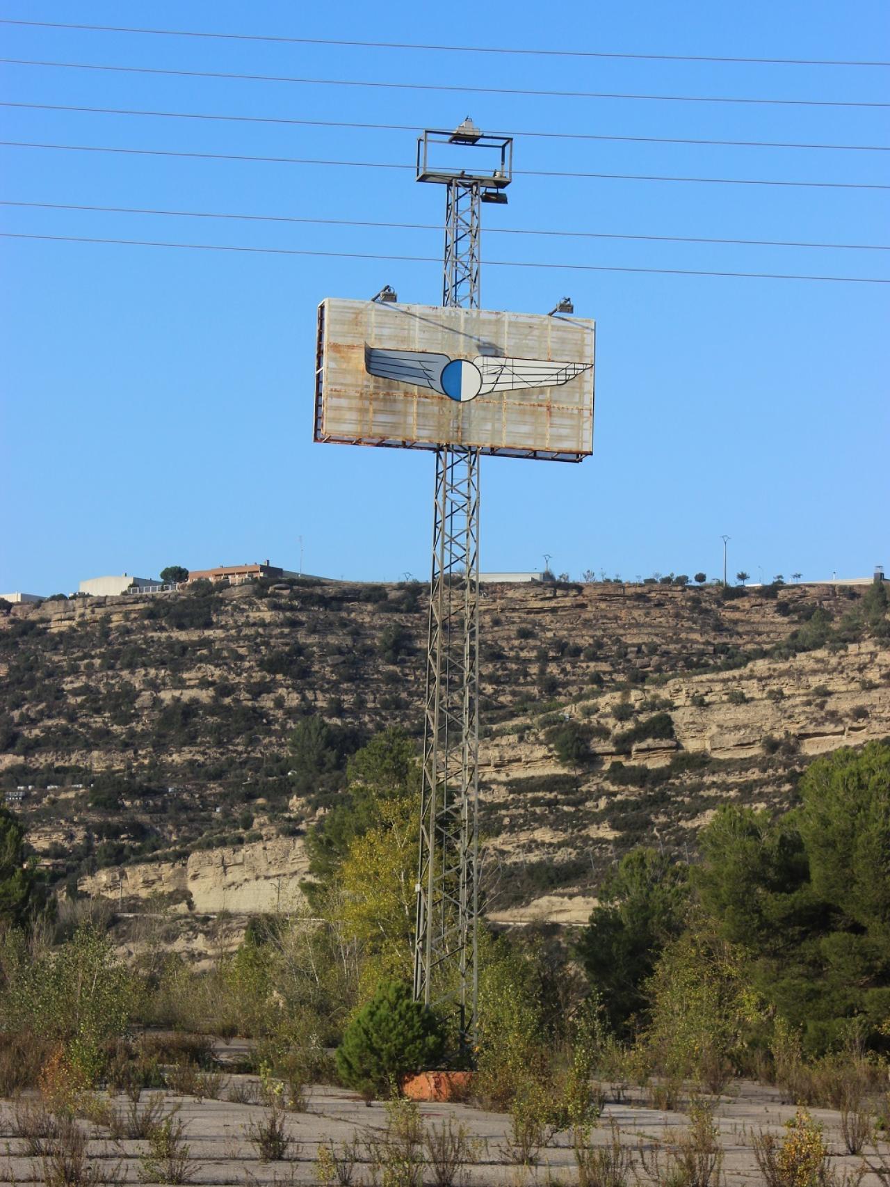 El logo se Pont Aeri resiste el paso del tiempo en el parking abandonado de su sede de Manresa