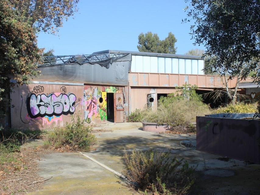 Estado actual de la entrada de la sala Xquè