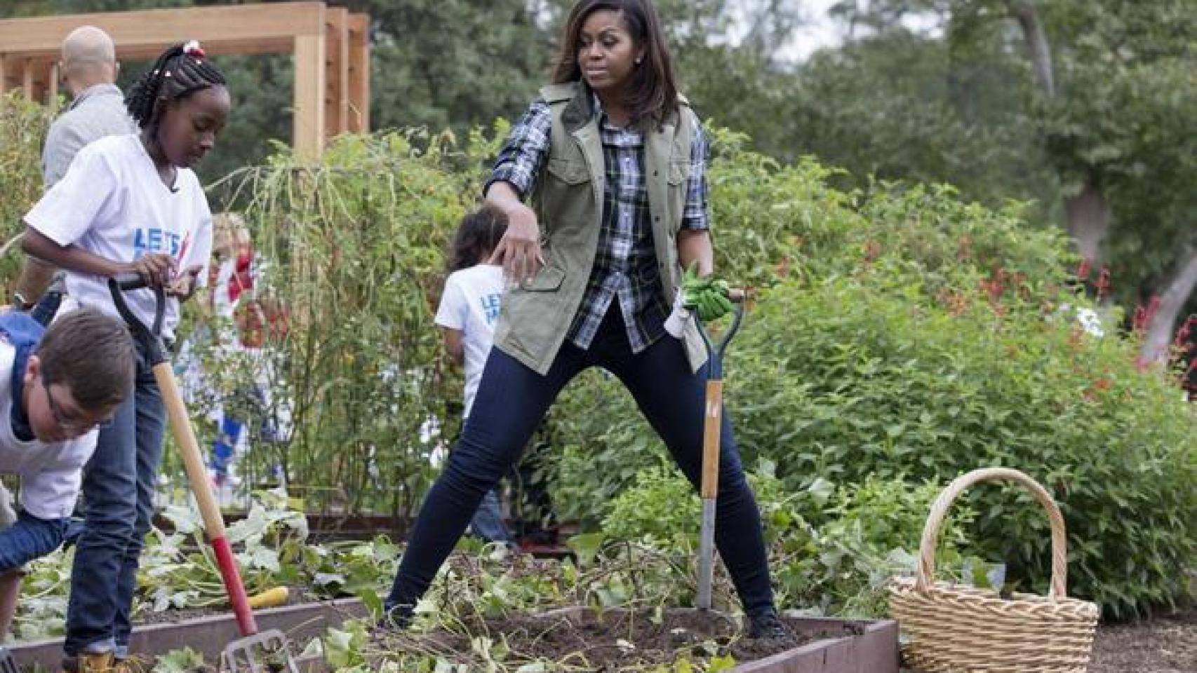 La mujer de Obama cultivando