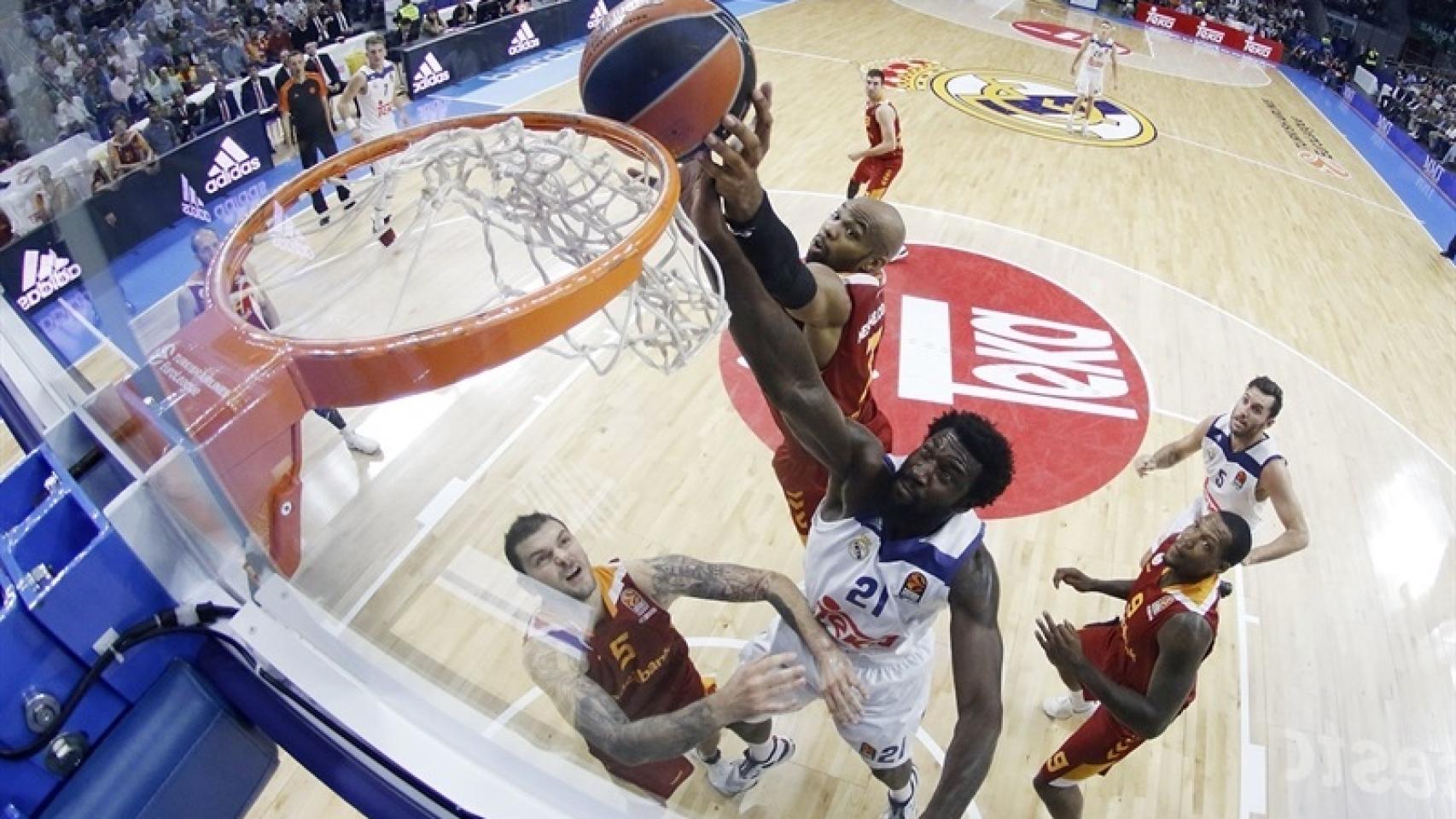 Othello Hunter intenta anotar contra el Galatasaray.