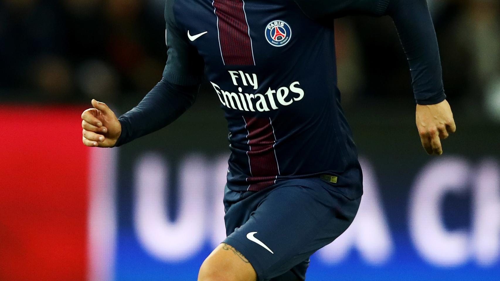 Marco Verratti intenta controlar la pelota ante el Basel en Champions.