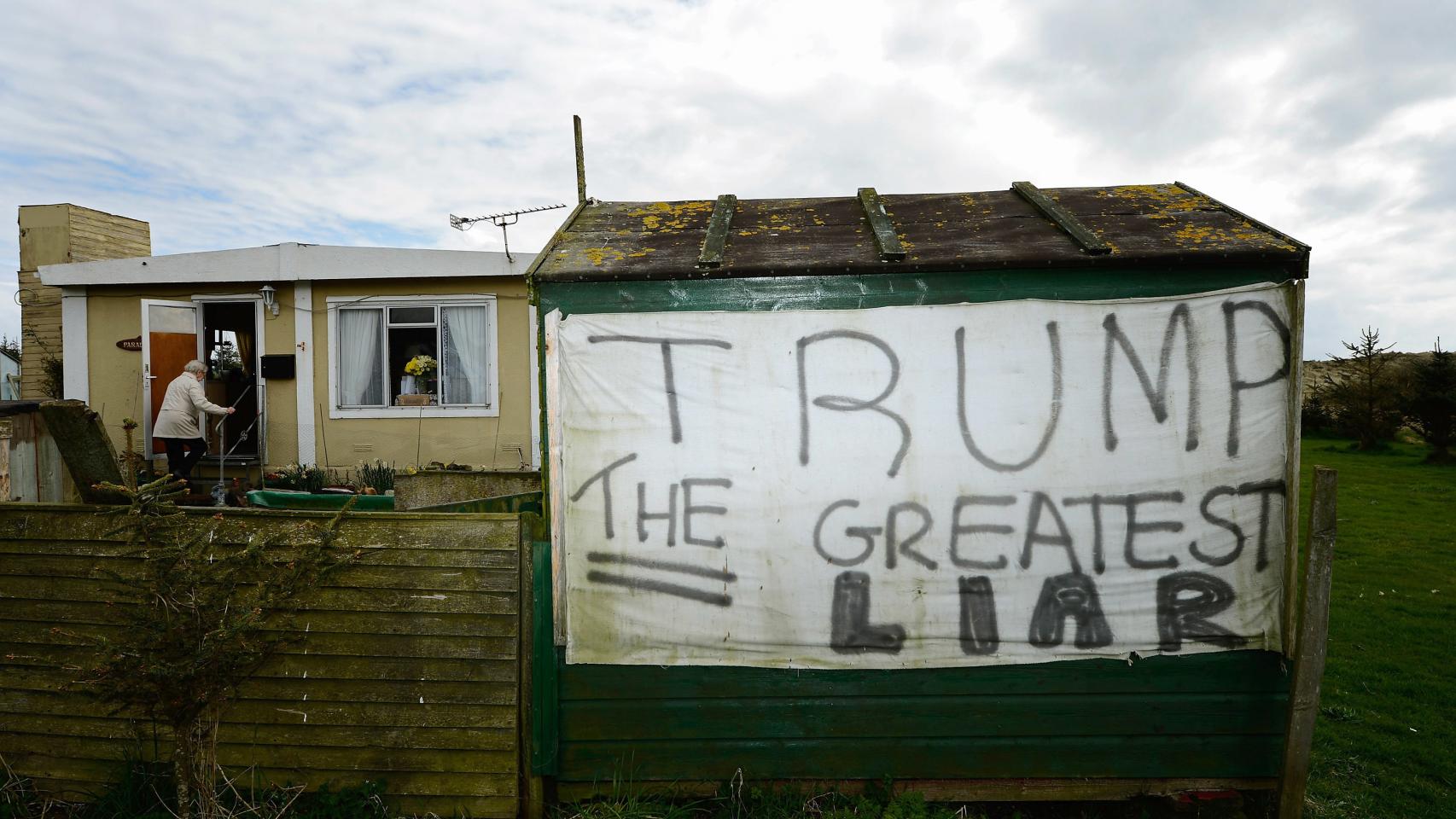 Protesta de uno de los vecinos escoceses a los que Trump quería expulsar de Aberdeen.