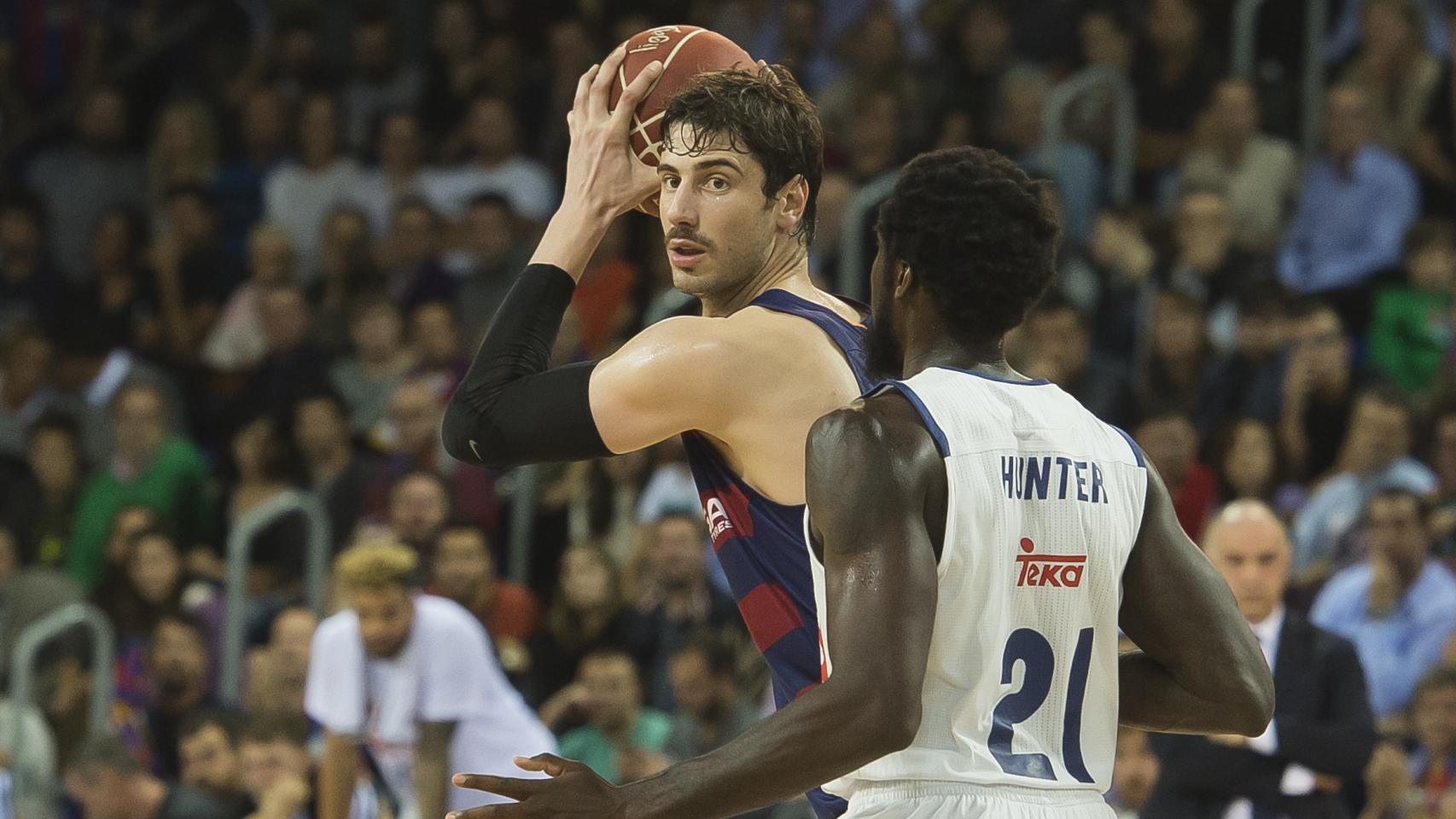 Ante Tomic con el balón durante el Clásico.